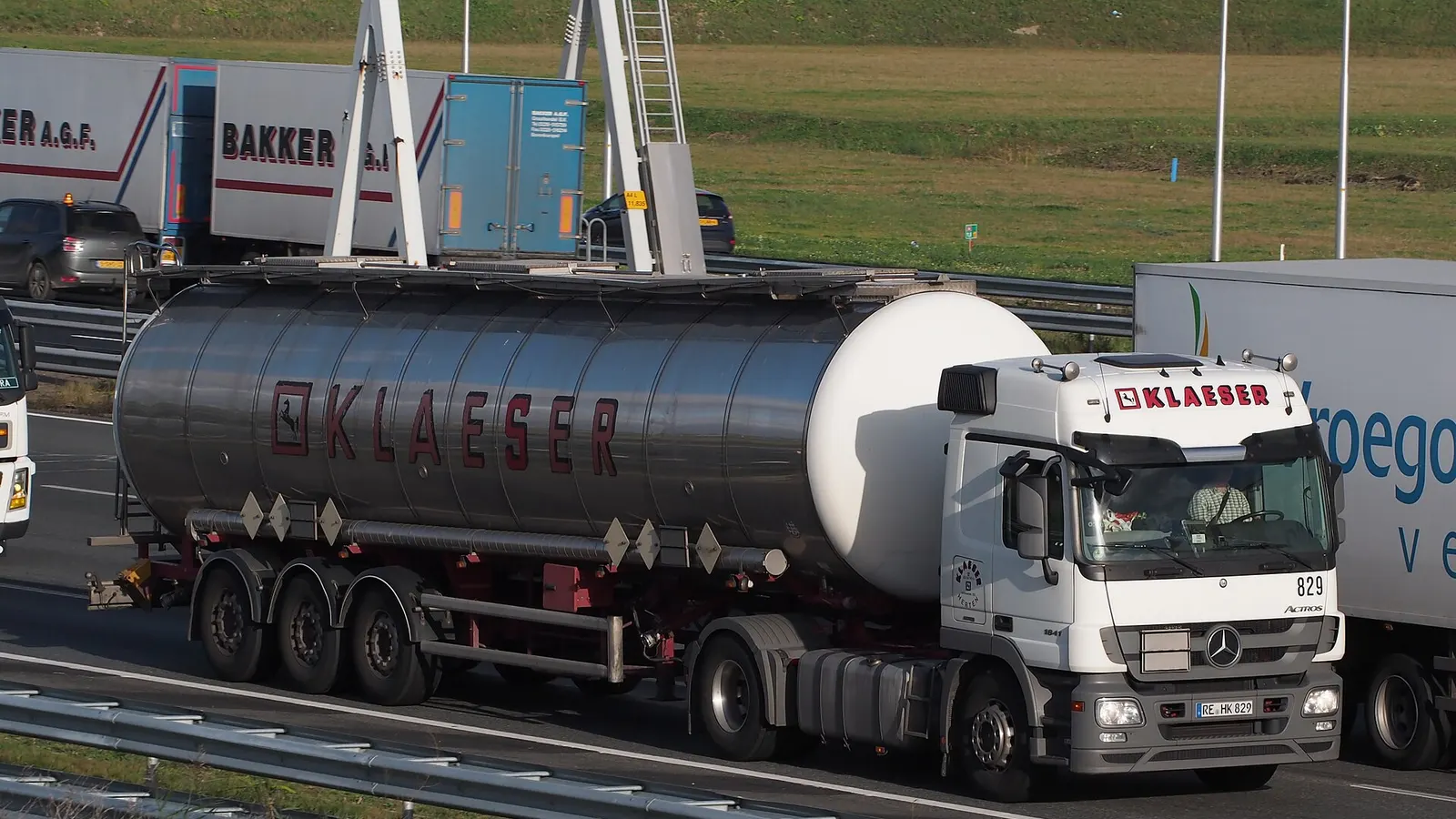 Šta zapravo znači oznaka TIR na kamionima