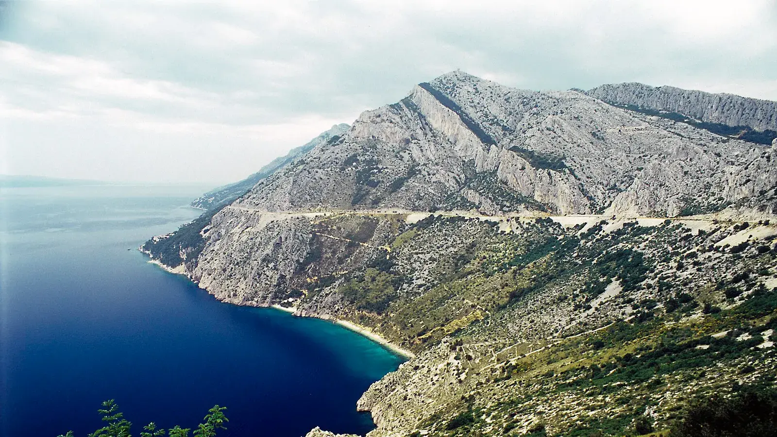 Bura zaustavila saobraćaj na pravcima ka primorju