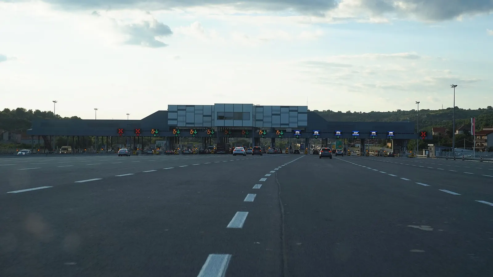 Leto na auto-putevima: 26,2 miliona vozila i 17,9 milijardi dinara putarine