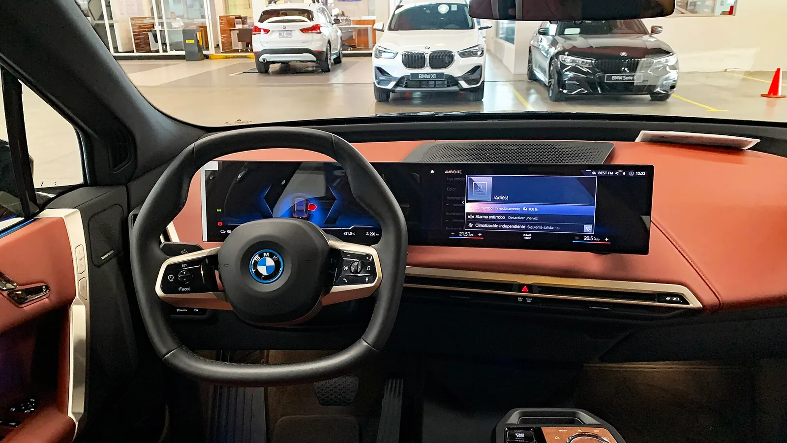 BMW: mladi vozači su razlog za sve manje fizičkih komandi u automobilima